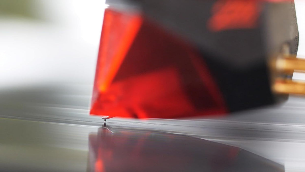 Ortofon 2M Red - testina a magnete mobile con stilo ellittico - suono aperto e dinamico | rosso/nero