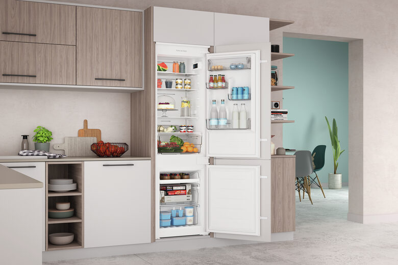 Indesit INC18 T111 frigorifero con congelatore Da incasso 250 L F Bianco