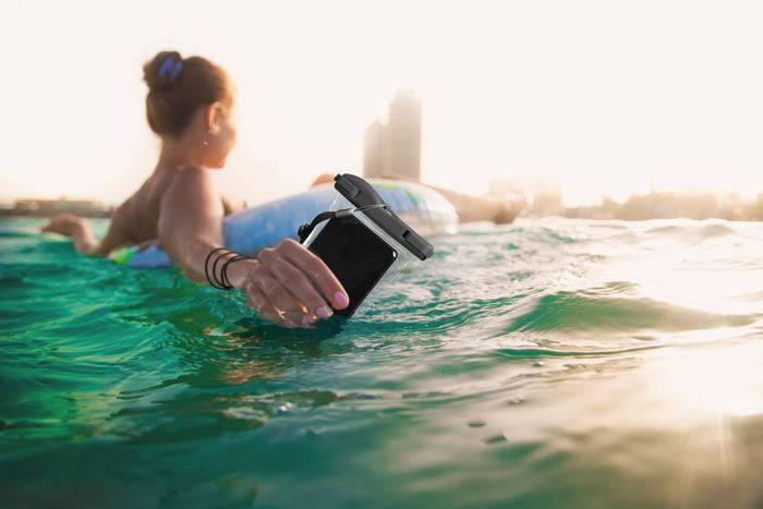 Cellularline Voyager - Universale Custodia Impermeabile per Smartphone Nero