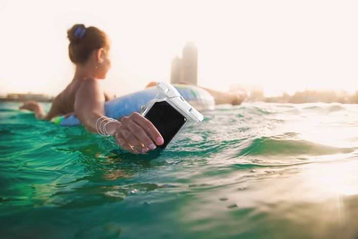 Cellularline Voyager - Universale Custodia Impermeabile per Smartphone Bianco