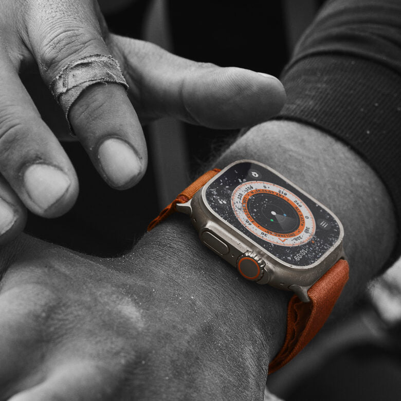 Apple Watch Ultra GPS + Cellular, 49mm Cassa in Titanio con Cinturino Alpine Loop Galassia - Medium