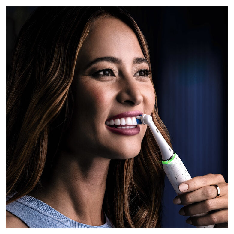 Oral-B iO Spazzolino Elettrico Ricaricabile 10 Bianco,1 Testina, 1 Custodia Da Viaggio ricaricabile, 1 Caricatore Sense