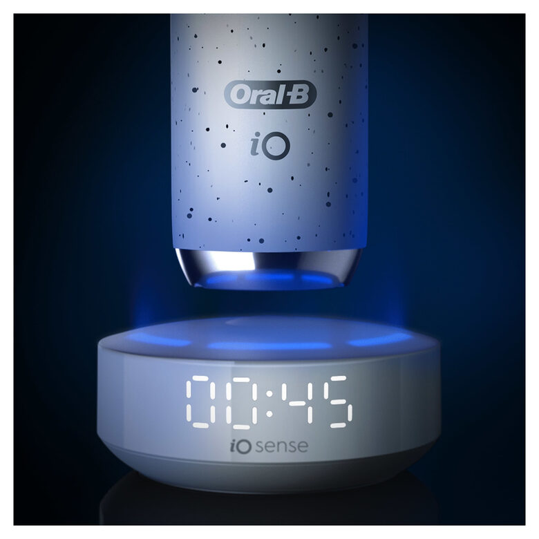 Oral-B iO Spazzolino Elettrico Ricaricabile 10 Bianco,1 Testina, 1 Custodia Da Viaggio ricaricabile, 1 Caricatore Sense