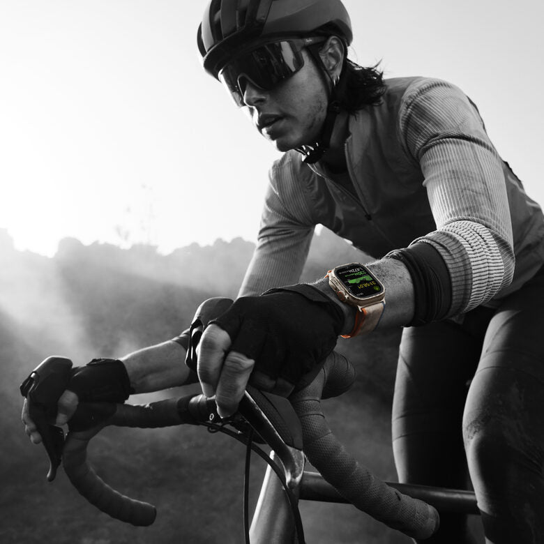 Apple Watch Ultra 2 GPS + Cellular, Cassa 49m in Titanio con Cinturino Ocean Bianco