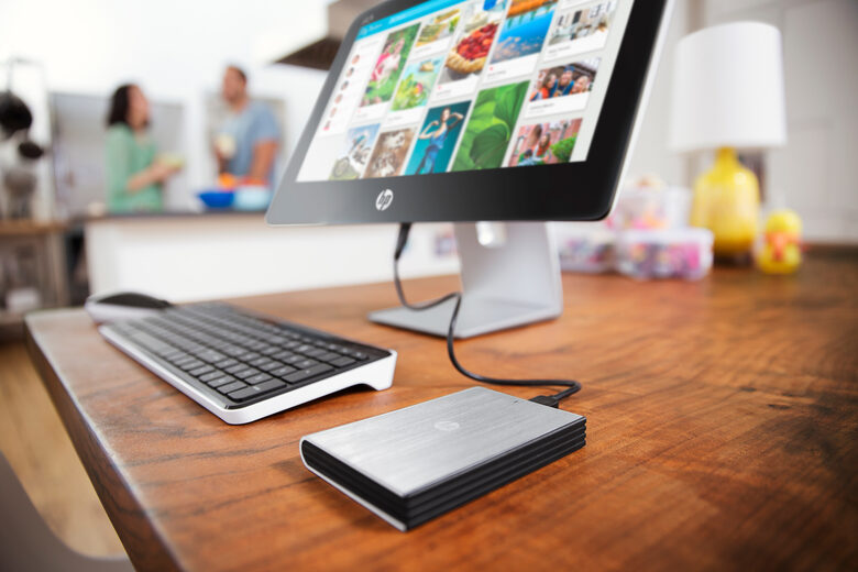 HP Pavilion 23-q102nl 58,4 cm (23") 1920 x 1080 Pixel Intel® Core™ i3 di quarta generazione 4 GB DDR3L-SDRAM 500 GB HDD PC All-in-one Windows 10 Home Wi-Fi 5 (802.11ac) Nero, Bianco