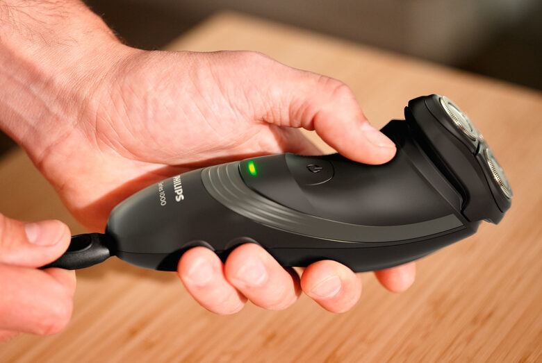 Philips 1000 series Rasoio elettrico per rasatura a secco con lame CloseCut