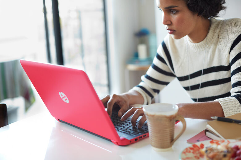 HP Pavilion 17-g103nl Computer portatile 43,9 cm (17.3") HD+ Intel® Core™ i5 della sesta generazione 8 GB DDR3L-SDRAM 1000 GB HDD NVIDIA® GeForce® 940M Windows 10 Home Argento