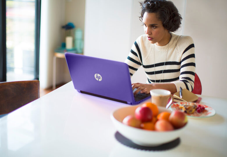 HP Pavilion 17-g103nl Computer portatile 43,9 cm (17.3") HD+ Intel® Core™ i5 della sesta generazione 8 GB DDR3L-SDRAM 1000 GB HDD NVIDIA® GeForce® 940M Windows 10 Home Argento