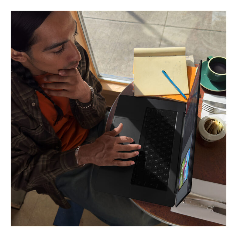 Apple MacBook Pro 16'' M3 Pro chip con 12‑core CPU e 18‑core GPU, 18GB, 512GB SSD - Argento