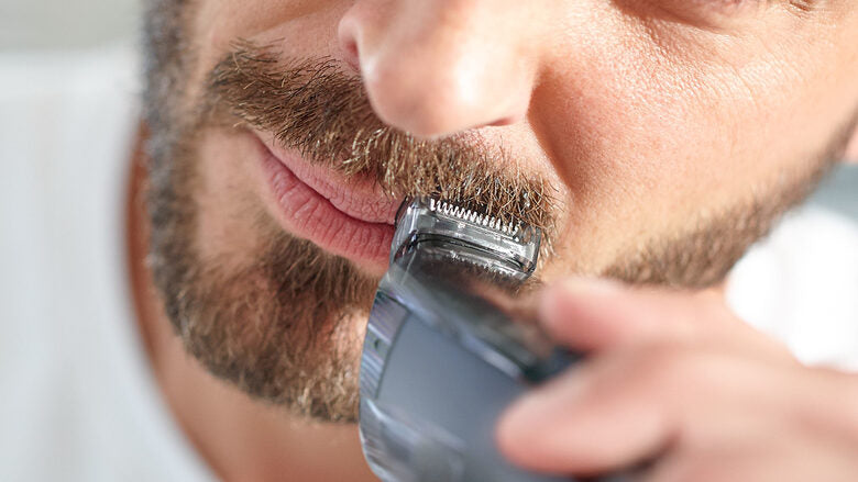 Philips BEARDTRIMMER Series 7000 Regolabarba con sistema aspirante, regolazioni da 0,5 mm