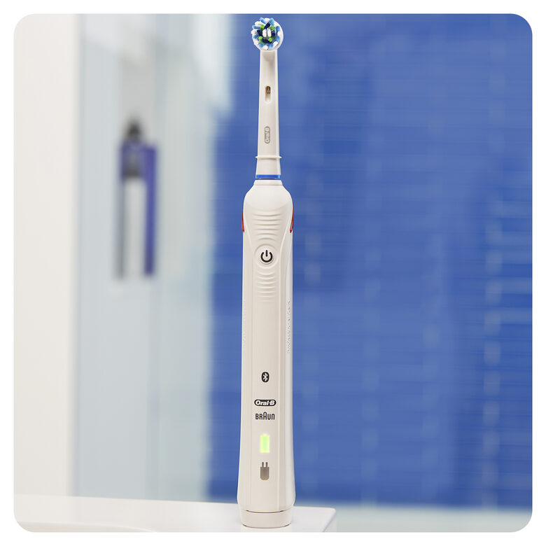 Oral-B Spazzolino Elettrico Ricaricabile Smart 5 5100S CrossAction, 1 Bianco Manico Connesso, 5 Modalità Tra Cui Sbiancante, Denti Sensibili E Protezione Gengive, 3 Testine Custodia da viagg
