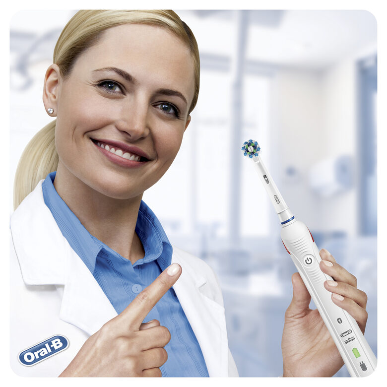Oral-B Spazzolino Elettrico Ricaricabile Smart 5 5100S CrossAction, 1 Bianco Manico Connesso, 5 Modalità Tra Cui Sbiancante, Denti Sensibili E Protezione Gengive, 3 Testine Custodia da viagg