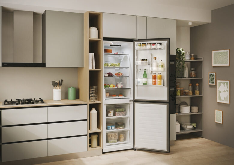 Candy CNCQ2T618EB Frigorifero Libera installazione 355 L E Nero
