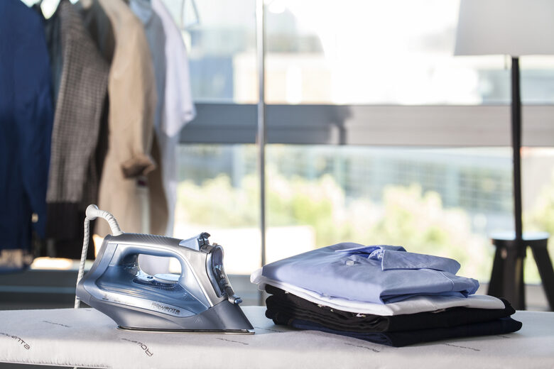Rowenta DW4308 Express Steam, ferro da stiro, Microsteam300 LASER per ottima diffusione del vapore, emissione continua di vapore di 40 g/min ed un colpo vapore di 150 g/min, capacità del ser