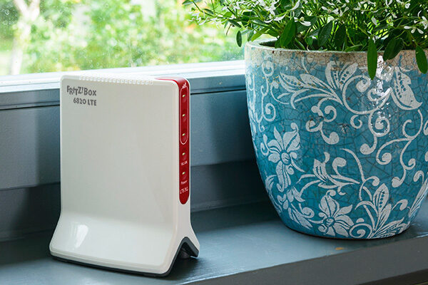 FRITZ! Box 6820 LTE International router wireless Gigabit Ethernet Banda singola (2.4 GHz) 3G 4G Rosso, Bianco