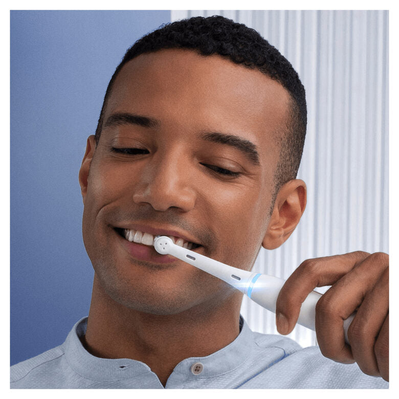 Oral-B iO - 7n - Spazzolino Elettrico Ricaricabile, 1 Spazzolino Bianco Esclusivo Con Tecnologia Magnetica Rivoluzionaria, Display In Bianco E Nero, 1 Testina, 1 Custodia Da Viaggio Premium
