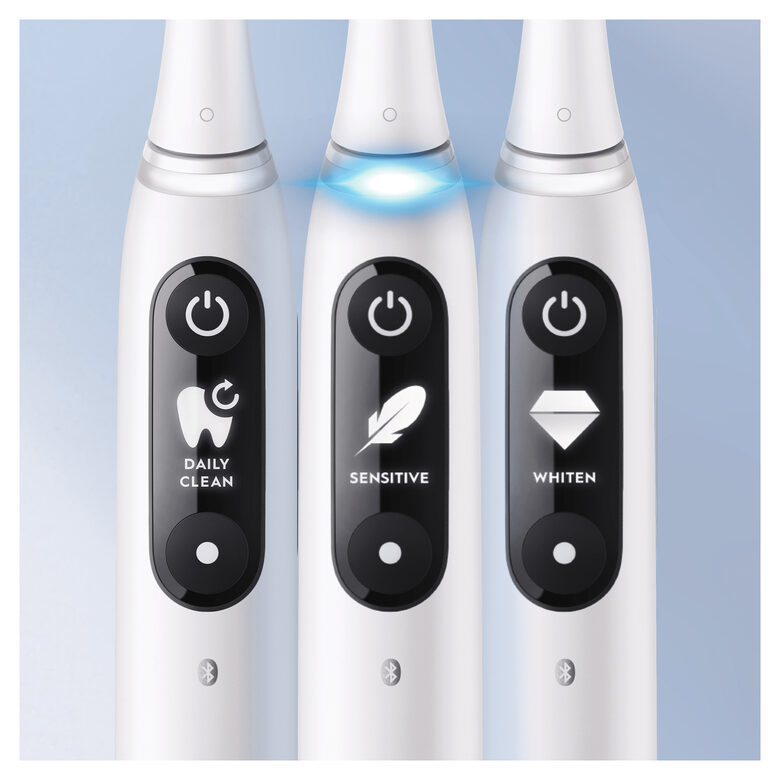 Oral-B iO - 7n - Spazzolino Elettrico Ricaricabile, 1 Spazzolino Bianco Esclusivo Con Tecnologia Magnetica Rivoluzionaria, Display In Bianco E Nero, 1 Testina, 1 Custodia Da Viaggio Premium
