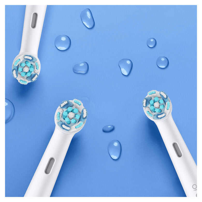 Oral-B iO - 7n - Spazzolino Elettrico Ricaricabile, 1 Spazzolino Bianco Esclusivo Con Tecnologia Magnetica Rivoluzionaria, Display In Bianco E Nero, 1 Testina, 1 Custodia Da Viaggio Premium