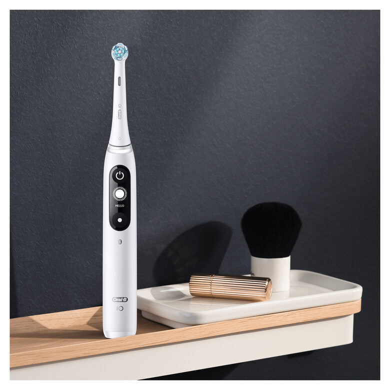 Oral-B iO - 7n - Spazzolino Elettrico Ricaricabile, 1 Spazzolino Bianco Esclusivo Con Tecnologia Magnetica Rivoluzionaria, Display In Bianco E Nero, 1 Testina, 1 Custodia Da Viaggio Premium