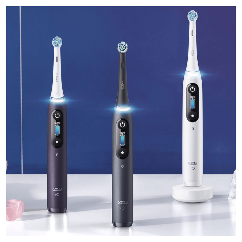 Oral-B iO - 8n - Spazzolino Elettrico Ricaricabile, 1 Spazzolino Bianco Esclusivo Con Tecnologia Magnetica Rivoluzionaria, Display A Colori, 1 Testina, 1 Custodia Da Viaggio Premium