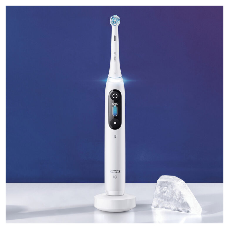 Oral-B iO - 8n - Spazzolino Elettrico Ricaricabile, 1 Spazzolino Bianco Esclusivo Con Tecnologia Magnetica Rivoluzionaria, Display A Colori, 1 Testina, 1 Custodia Da Viaggio Premium