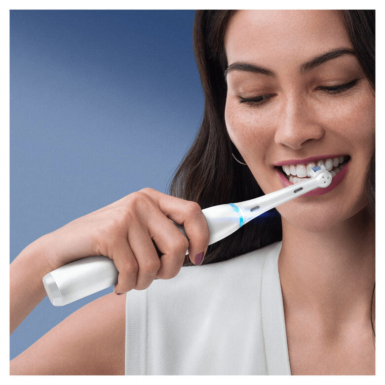 Oral-B iO - 8n - Spazzolino Elettrico Ricaricabile, 1 Spazzolino Bianco Esclusivo Con Tecnologia Magnetica Rivoluzionaria, Display A Colori, 1 Testina, 1 Custodia Da Viaggio Premium
