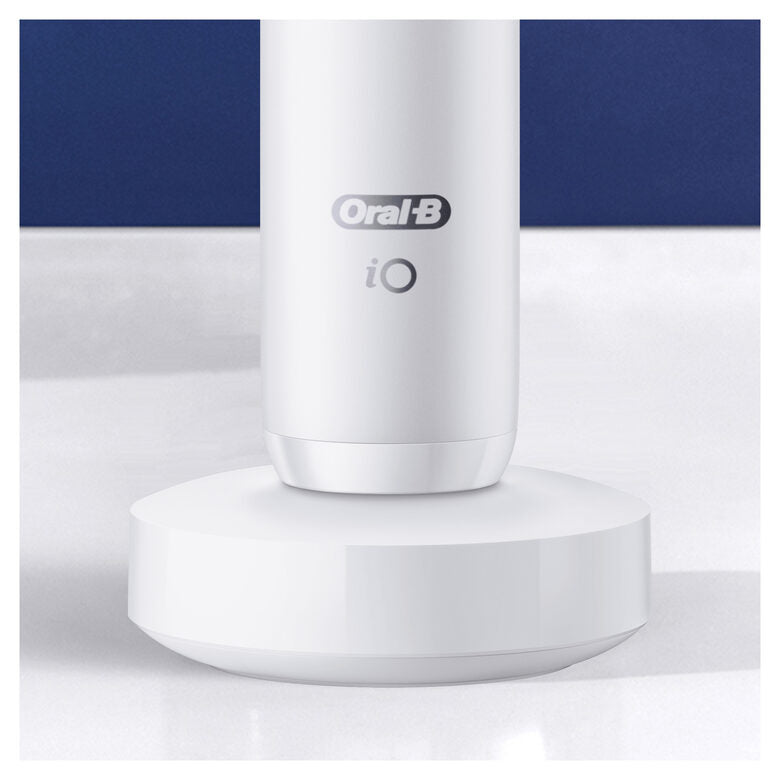 Oral-B iO - 8n - Spazzolino Elettrico Ricaricabile, 1 Spazzolino Bianco Esclusivo Con Tecnologia Magnetica Rivoluzionaria, Display A Colori, 1 Testina, 1 Custodia Da Viaggio Premium