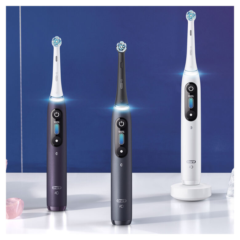 Oral-B iO - 8n - Spazzolino Elettrico Ricaricabile, 1 Spazzolino Nero Esclusivo Con Tecnologia Magnetica Rivoluzionaria, Display A Colori, 1 Testina, 1 Custodia Da Viaggio Premium