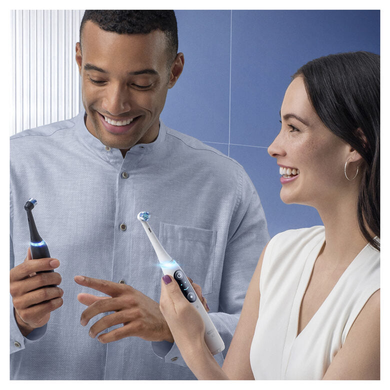 Oral-B iO - 8n - Spazzolino Elettrico Ricaricabile, 1 Spazzolino Nero Esclusivo Con Tecnologia Magnetica Rivoluzionaria, Display A Colori, 1 Testina, 1 Custodia Da Viaggio Premium