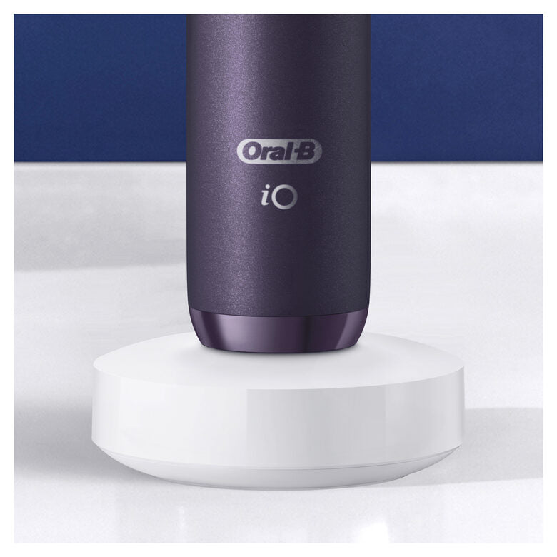 Oral-B iO - 8n - Spazzolino Elettrico Ricaricabile, 1 Spazzolino Viola Esclusivo Con Tecnologia Magnetica Rivoluzionaria, Display A Colori, 1 Testina, 1 Custodia Da Viaggio Premium