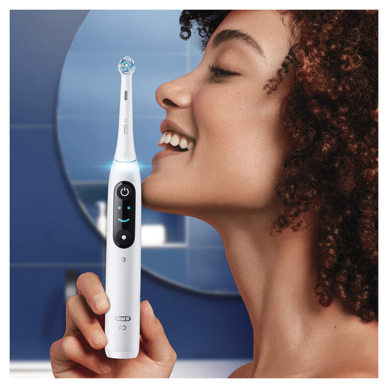 Oral-B iO - 9n - Spazzolino Elettrico Ricaricabile, 1 Spazzolino Bianco Esclusivo Con Tecnologia Magnetica Rivoluzionaria, Display A Colori, 1 Testina, 1 Custodia Da Viaggio Con Caricatore