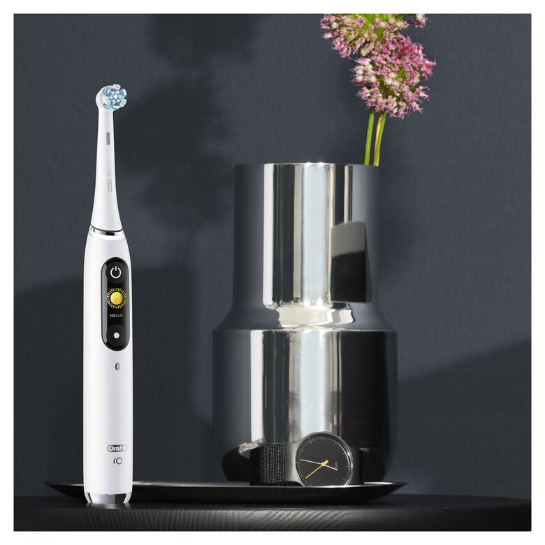 Oral-B iO - 9n - Spazzolino Elettrico Ricaricabile, 1 Spazzolino Bianco Esclusivo Con Tecnologia Magnetica Rivoluzionaria, Display A Colori, 1 Testina, 1 Custodia Da Viaggio Con Caricatore