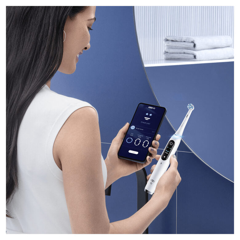 Oral-B iO - 9n - Spazzolino Elettrico Ricaricabile, 1 Spazzolino Bianco Esclusivo Con Tecnologia Magnetica Rivoluzionaria, Display A Colori, 1 Testina, 1 Custodia Da Viaggio Con Caricatore