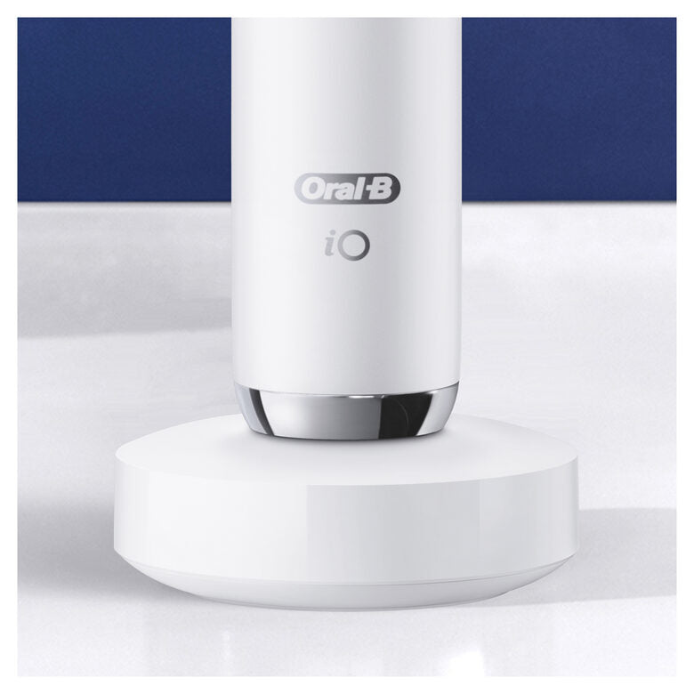 Oral-B iO - 9n - Spazzolino Elettrico Ricaricabile, 1 Spazzolino Bianco Esclusivo Con Tecnologia Magnetica Rivoluzionaria, Display A Colori, 1 Testina, 1 Custodia Da Viaggio Con Caricatore
