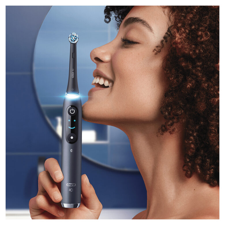Oral-B iO - 9n - Spazzolino Elettrico Ricaricabile, 1 Spazzolino Nero Esclusivo Con Tecnologia Magnetica Rivoluzionaria, Display A Colori, 1 Testina, 1 Custodia Da Viaggio Con Caricatore