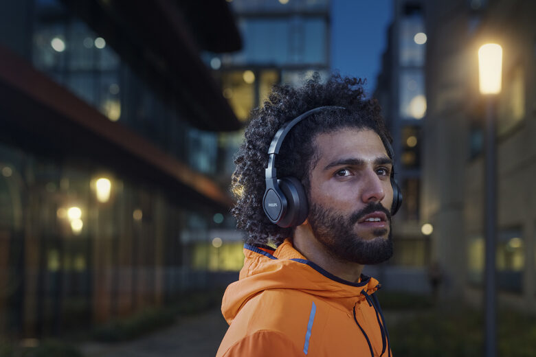 Philips TAA4216BK/00 cuffia e auricolare Con cavo e senza cavo A Padiglione Sport USB tipo-C Bluetooth Nero