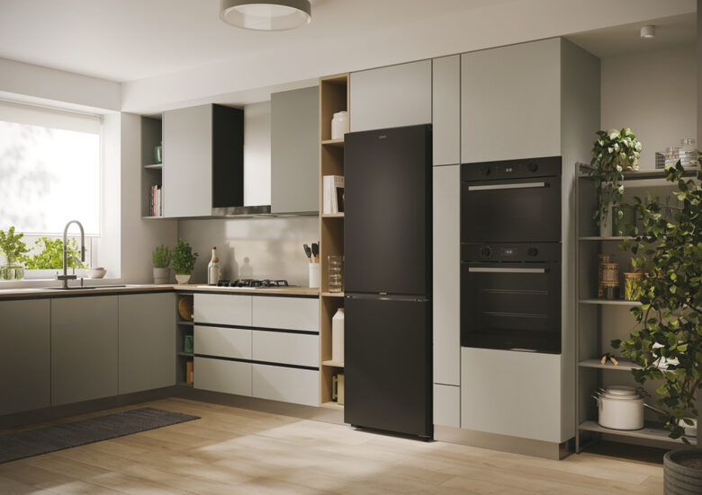 Candy CNCQ2T618EB Frigorifero Libera installazione 355 L E Nero