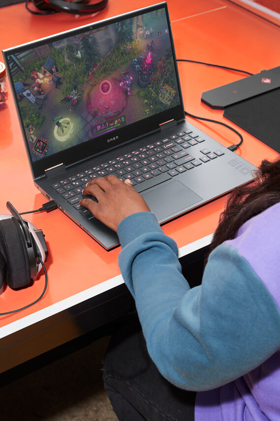 HP OMEN 15-en1040nl Computer portatile 39,6 cm (15.6") Full HD AMD Ryzen 7 16 GB DDR4-SDRAM 512 GB SSD NVIDIA GeForce RTX 3060 Wi-Fi 6 (802.11ax) Windows 10 Home Nero