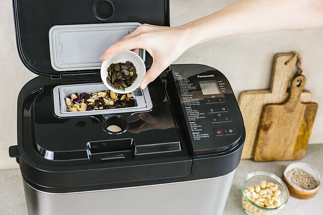 Panasonic SD-YR2550SXE macchina per il pane 550 W Nero, Argento