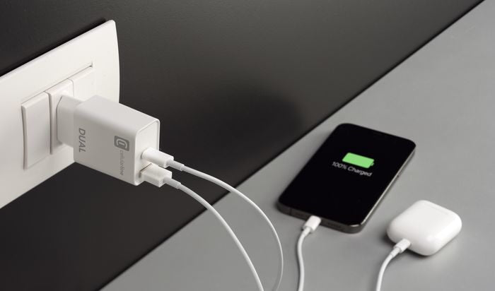 Cellularline Dual Charger - iPhone 8 or later Caricabatterie da rete con 2 porte USB e USB-C per la carica simultanea di due dispositivi Apple Bianco