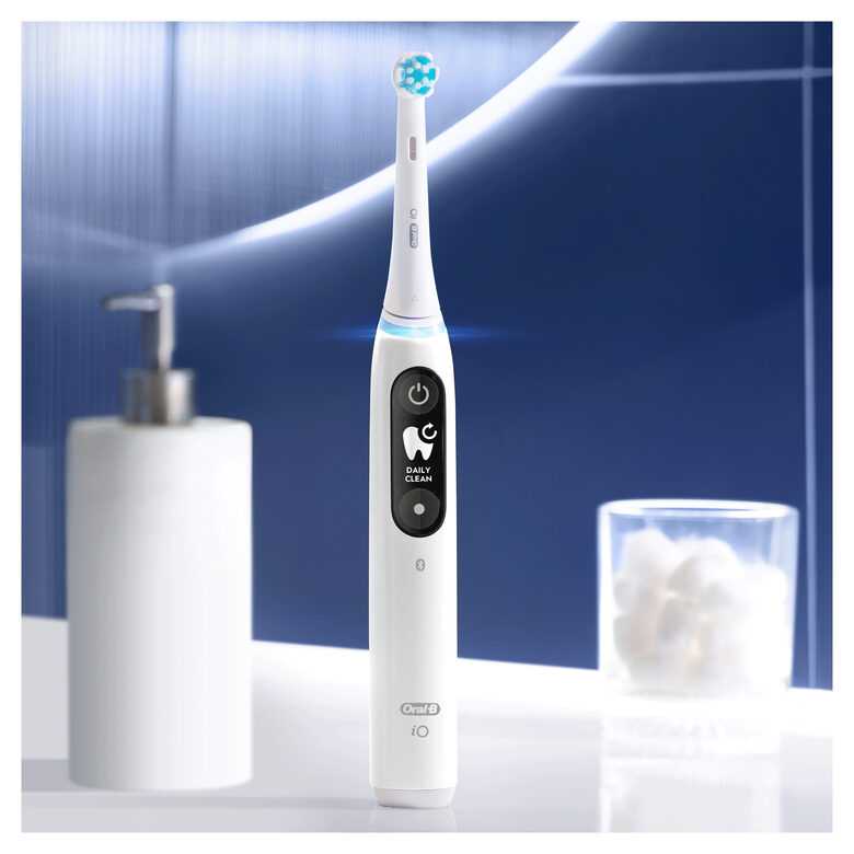 Oral-B iO - 6 - Spazzolino Elettrico Ricaricabile Bianco Con Display In Bianco E Nero, 1 Testina, 1 Custodia Da Viaggio