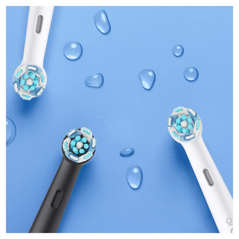 Oral-B iO - 6 - Spazzolino Elettrico Ricaricabile Bianco Con Display In Bianco E Nero, 1 Testina, 1 Custodia Da Viaggio