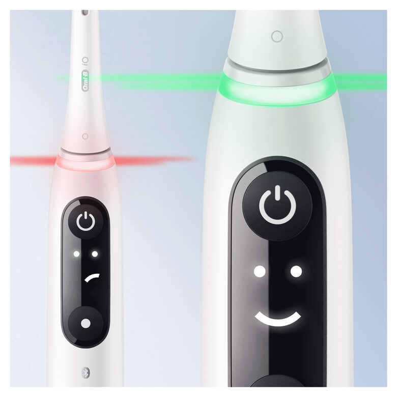 Oral-B iO - 6 - Spazzolino Elettrico Ricaricabile Bianco Con Display In Bianco E Nero, 1 Testina, 1 Custodia Da Viaggio