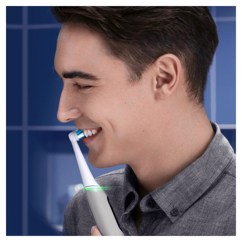 Oral-B iO - 6 - Spazzolino Elettrico Grigio Con Display In Bianco E Nero, 1 Testina, 1 Custodia Da Viaggio, Designed By Braun