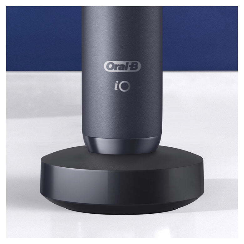 Oral-B iO 7n Spazzolino Elettrico Ricaricabile Nero Esclusivo Con Tecnologia Magnetica Rivoluzionaria, Display In Bianco E Nero, 1 Testina, 1 Custodia Da Viaggio Premium, Designed By Braun