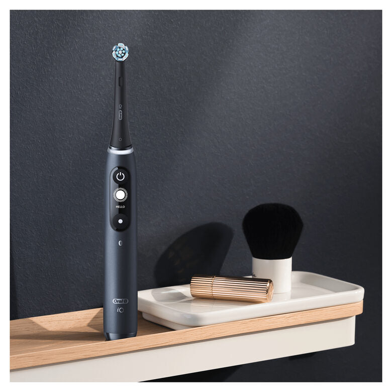 Oral-B iO 7n Spazzolino Elettrico Ricaricabile Nero Esclusivo Con Tecnologia Magnetica Rivoluzionaria, Display In Bianco E Nero, 1 Testina, 1 Custodia Da Viaggio Premium, Designed By Braun