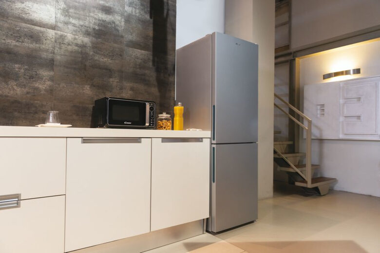 Candy Fresco CCE4T618ES frigorifero con congelatore Libera installazione 341 L E Argento