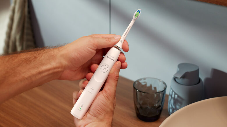 Philips 5300 Series Sonicare spazzolino elettrico sonico con base di ricarica e custodia, 2 livelli di intensità, sensore di pressione confezione da 1 spazzolino bianco e 1 spazzolino nero H