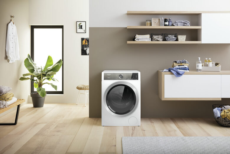 Hotpoint H8 W046WB IT lavatrice Caricamento frontale 10 kg 1400 Giri/min A Bianco