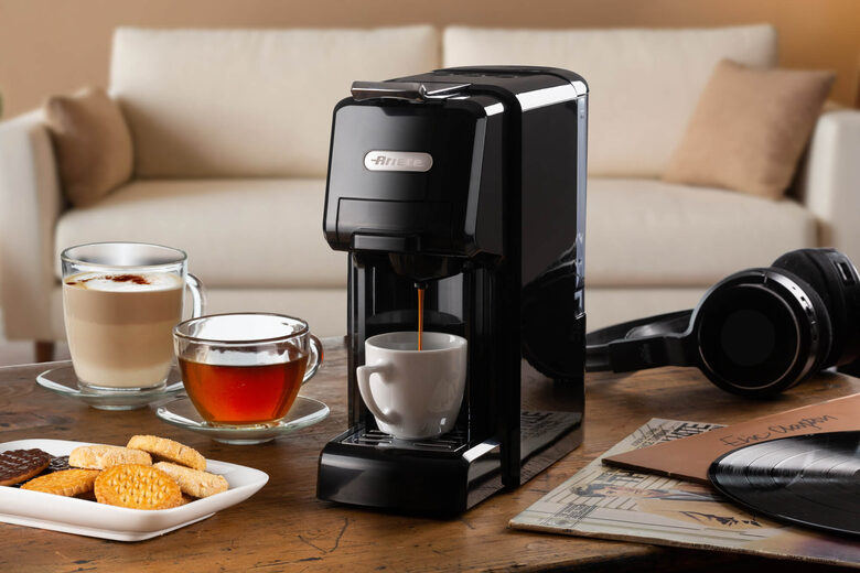 Ariete 1304/1 Macchina da caffè a cassetti, 1350W, Capacità serbatoio 0,7L, Pressione 19 bar, 2 tipologie di caffè, Capsule Nespresso* e Dolcegusto*, Cialde e Polvere, Nero